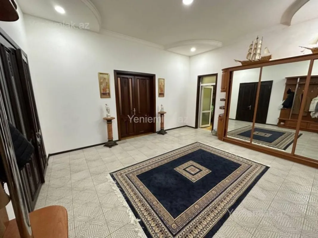 Satılır 10 otaqlı həyət evi 1320 m²