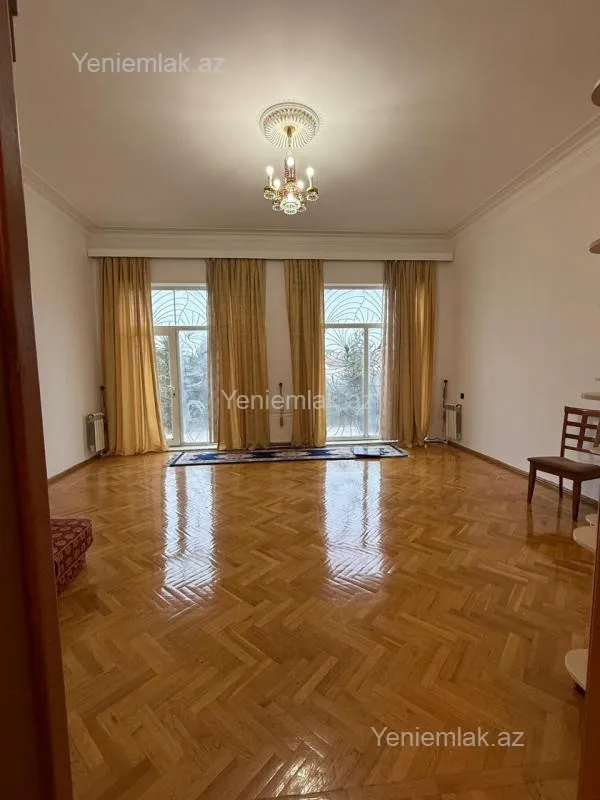 Satılır 10 otaqlı həyət evi 1320 m²