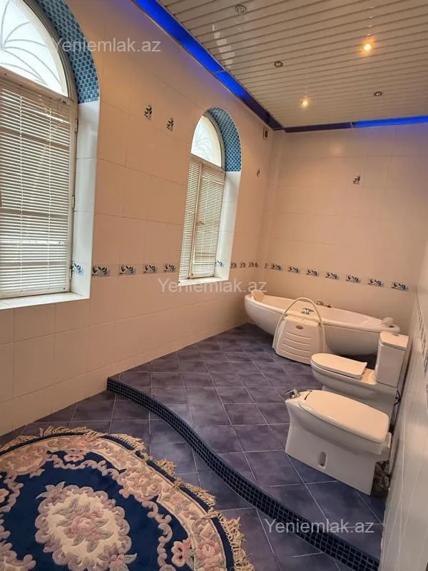 Satılır 10 otaqlı həyət evi 1320 m²