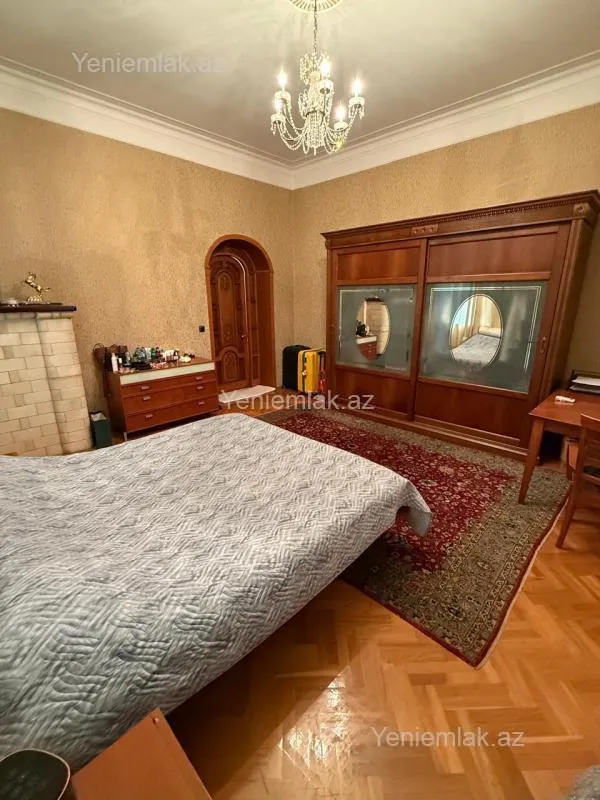 Satılır 10 otaqlı həyət evi 1320 m²