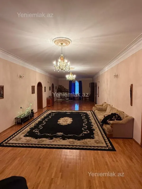 Satılır 10 otaqlı həyət evi 1320 m²