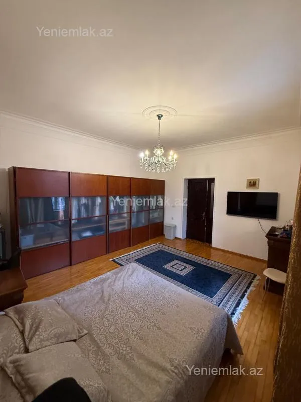Satılır 10 otaqlı həyət evi 1320 m²