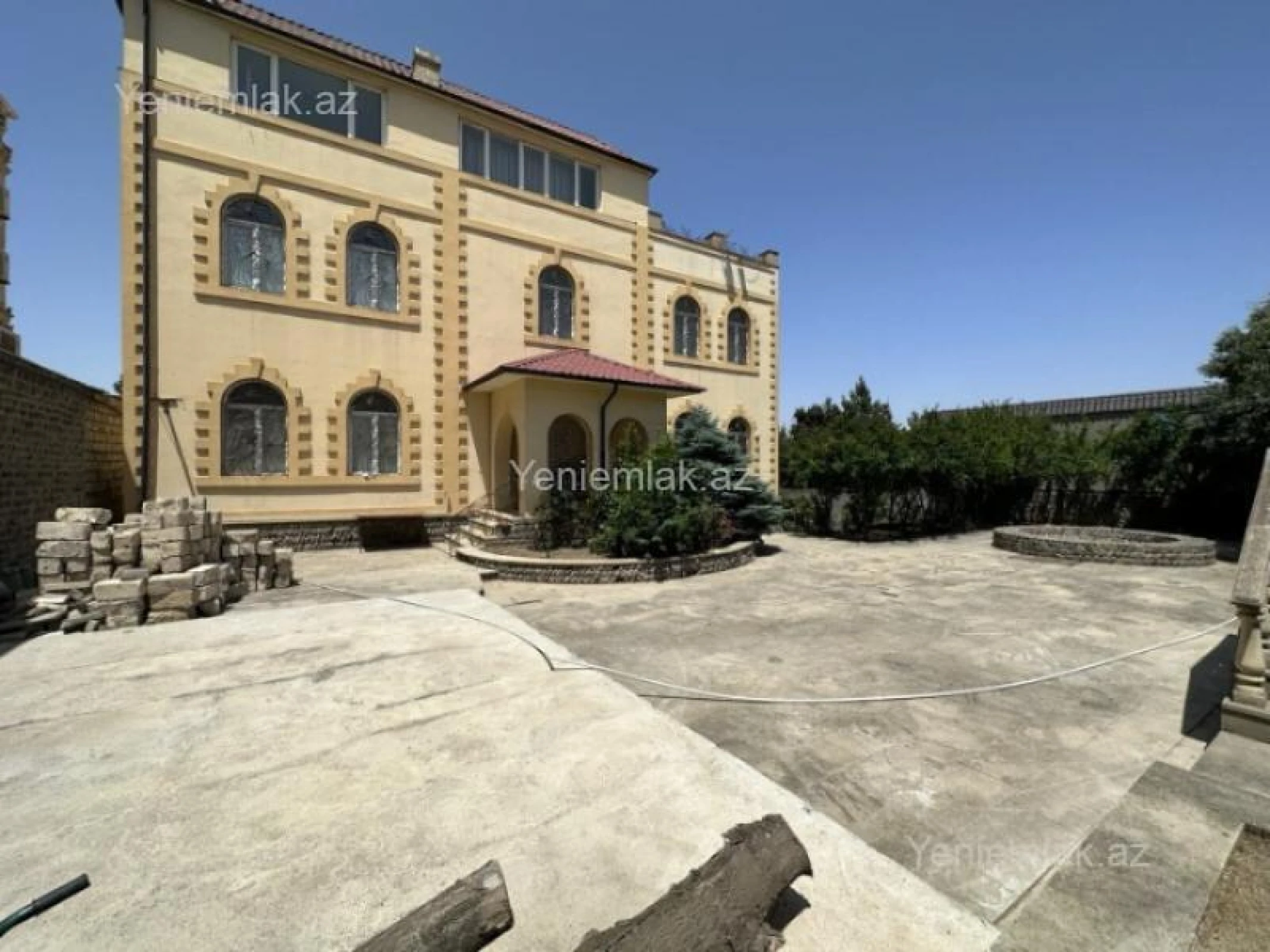 Satılır 10 otaqlı həyət evi 1320 m²