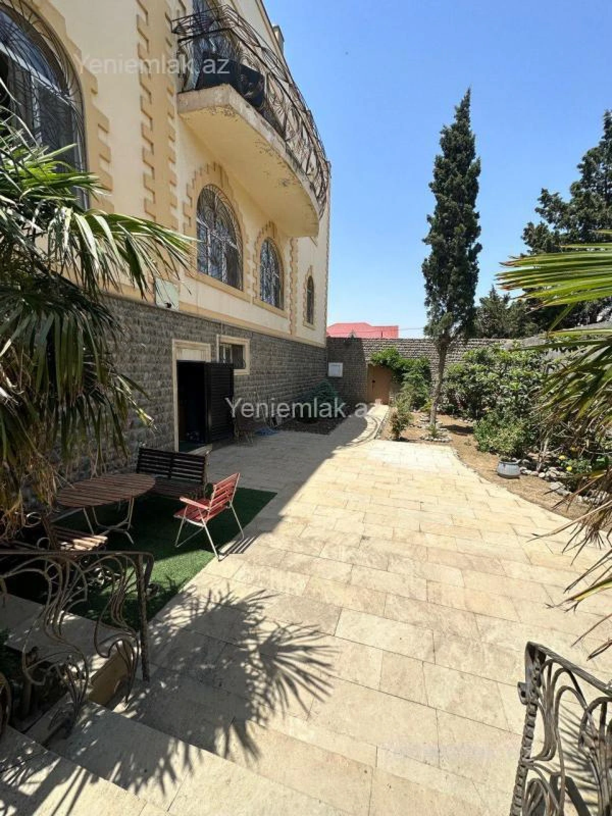 Satılır 10 otaqlı həyət evi 1320 m²