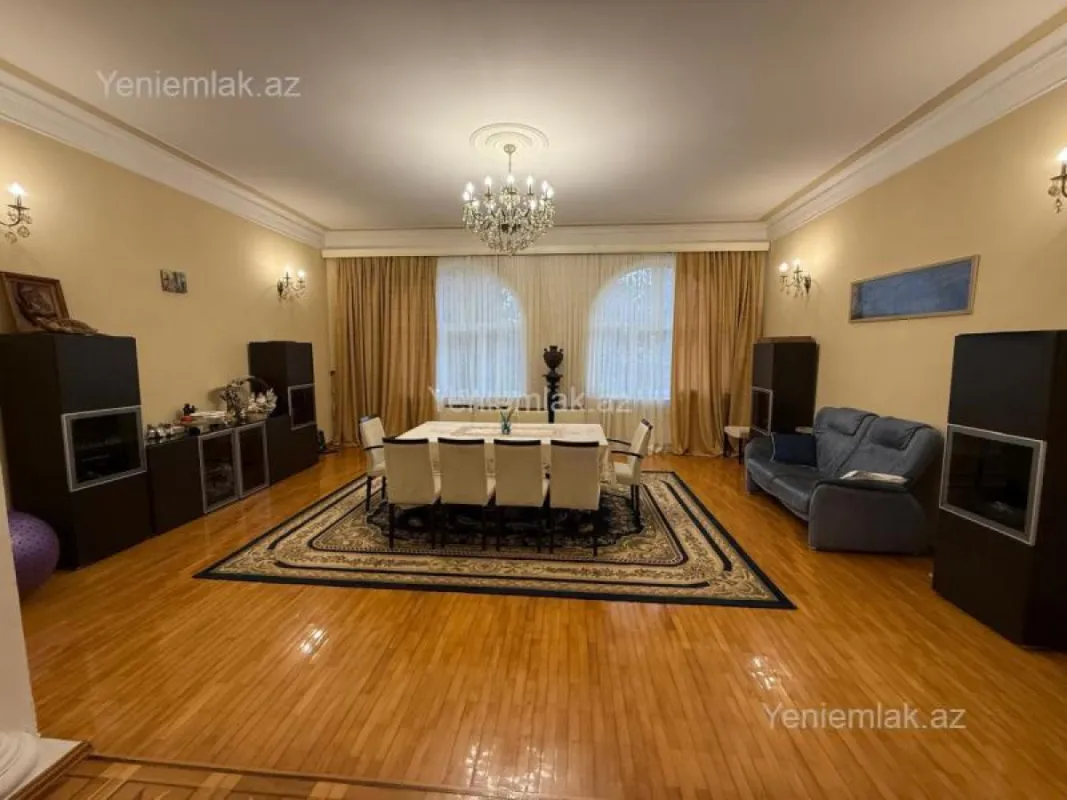 Satılır 10 otaqlı həyət evi 1320 m²