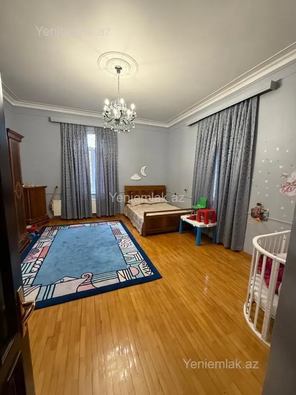 Satılır 10 otaqlı həyət evi 1320 m²