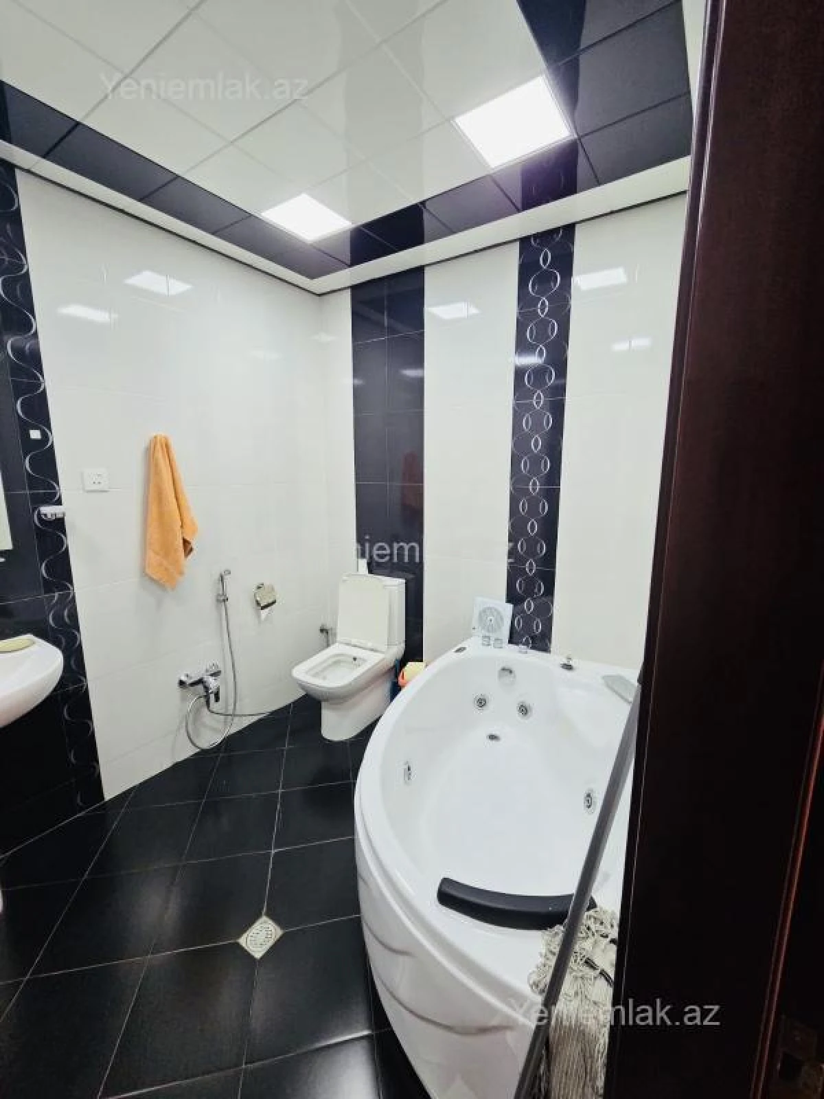 Satılır 3 otaqlı yeni tikili 145 m²