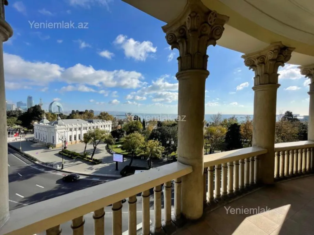 Satılır 7 otaqlı köhnə tikili 368 m²