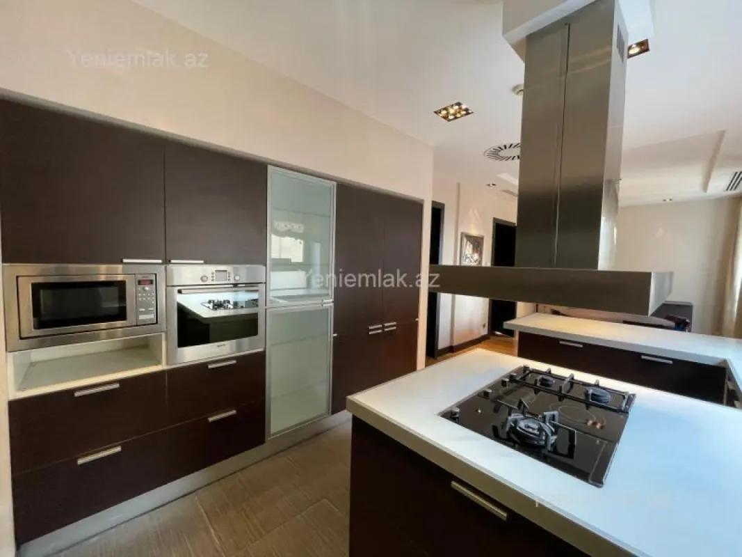 Satılır 7 otaqlı köhnə tikili 368 m²