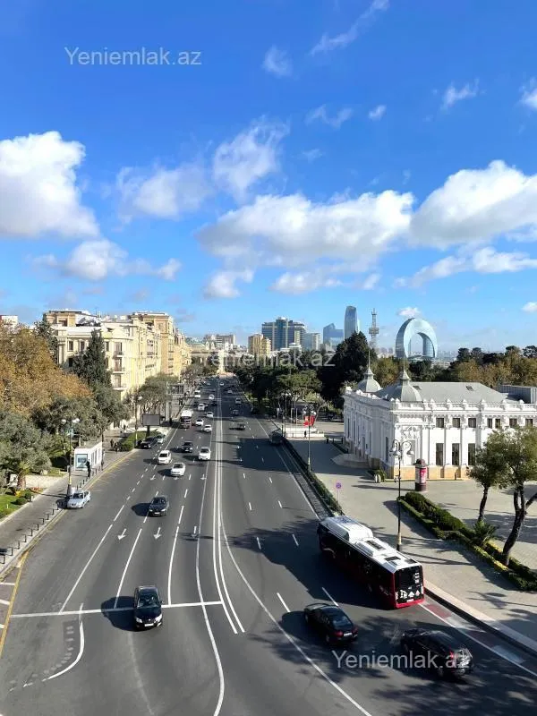 Satılır 7 otaqlı köhnə tikili 368 m²