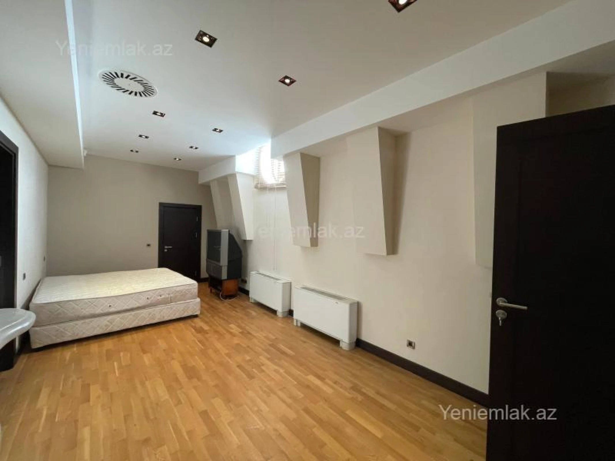 Satılır 7 otaqlı köhnə tikili 368 m²