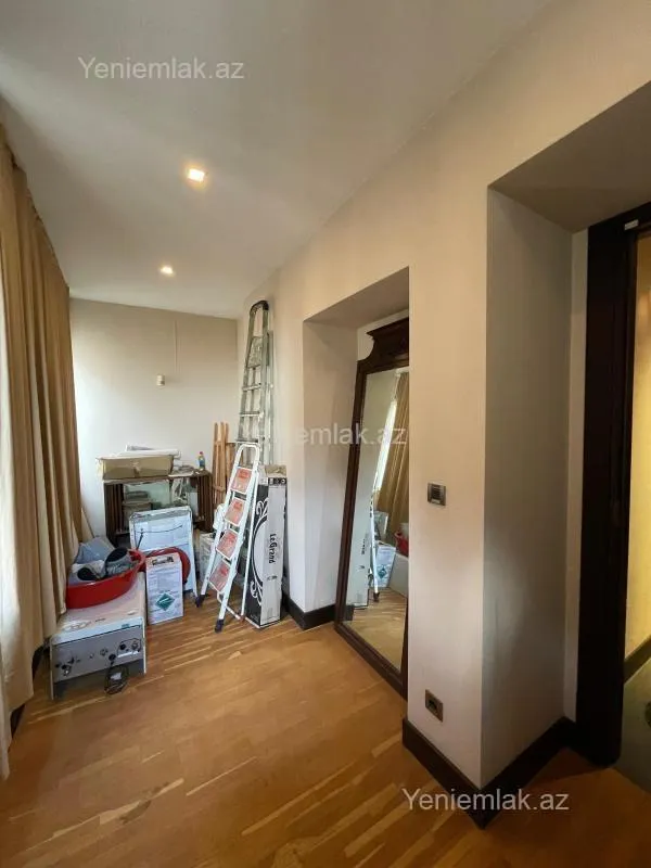 Satılır 7 otaqlı köhnə tikili 368 m²