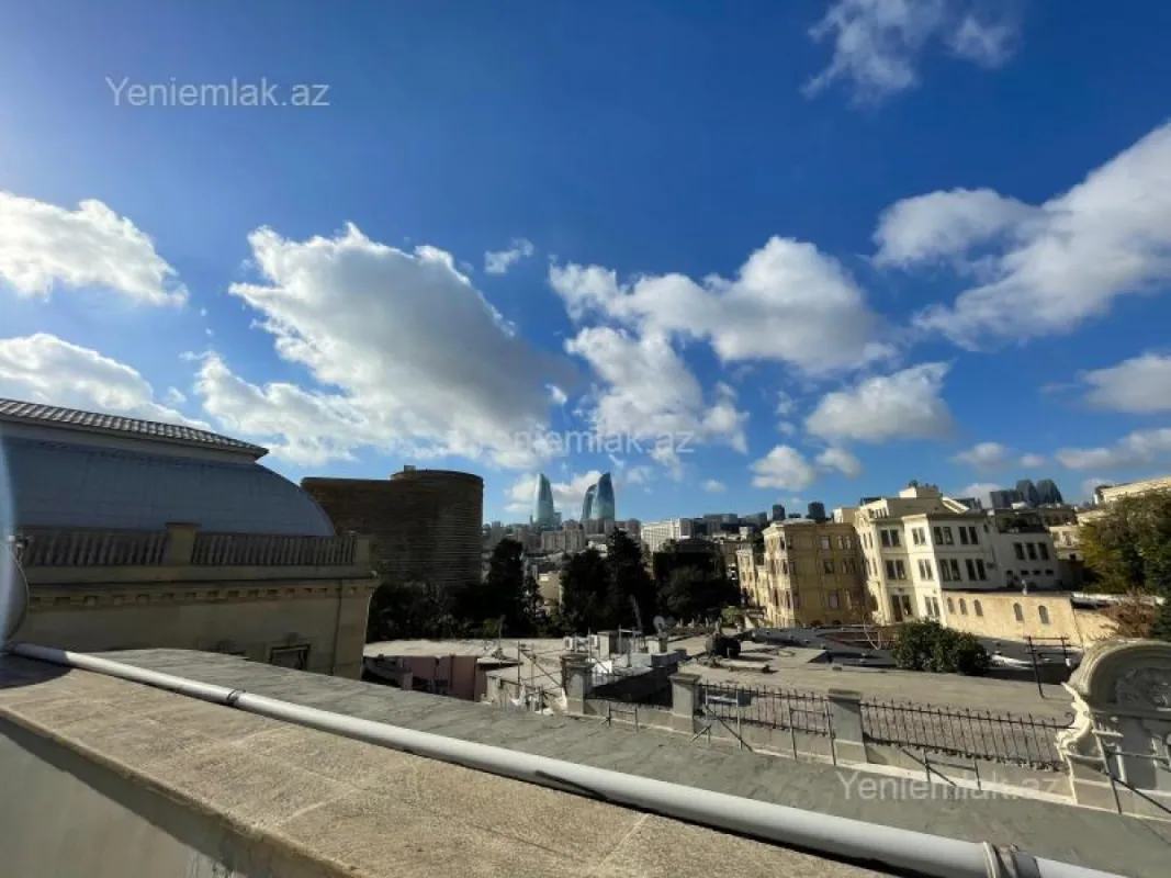 Satılır 7 otaqlı köhnə tikili 368 m²