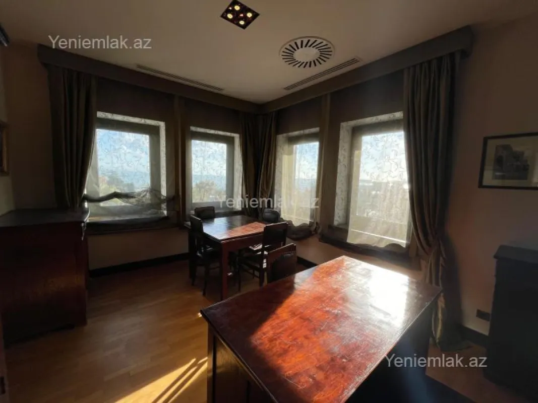 Satılır 7 otaqlı köhnə tikili 368 m²