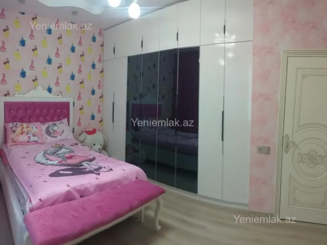 Satılır 5 otaqlı həyət evi 240 m²