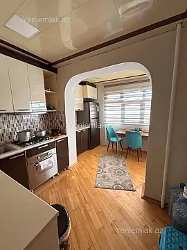 Satılır 4 otaqlı köhnə tikili 110 m²