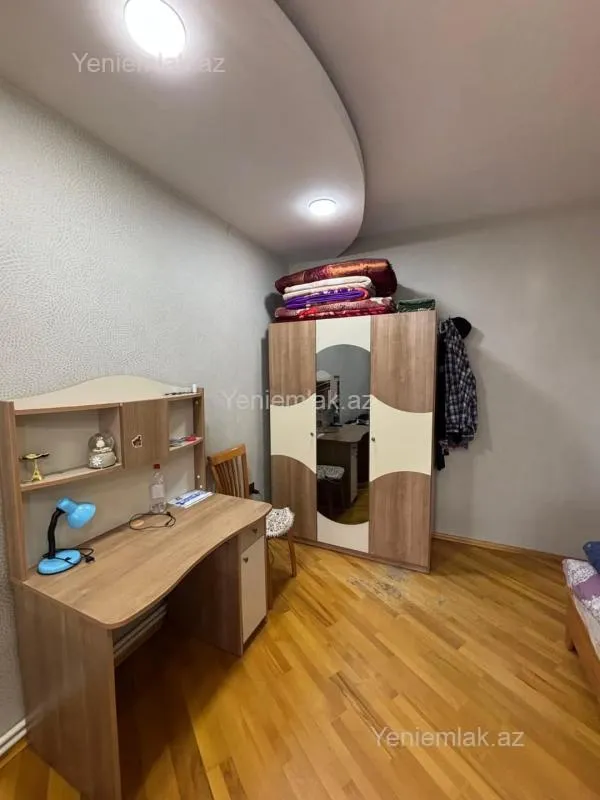 Satılır 4 otaqlı köhnə tikili 110 m²