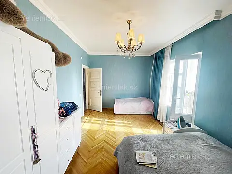 Satılır 4 otaqlı köhnə tikili 110 m²