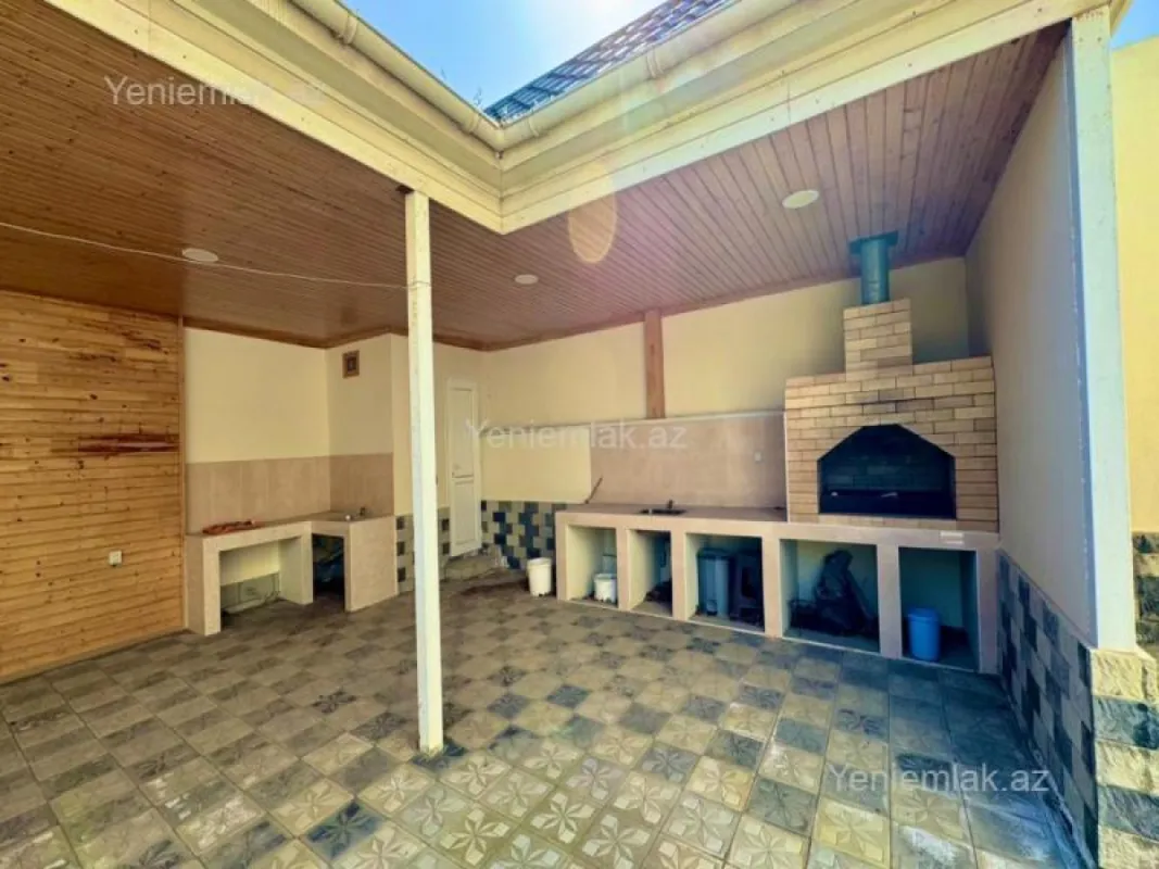 Satılır 5 otaqlı həyət evi 240 m²