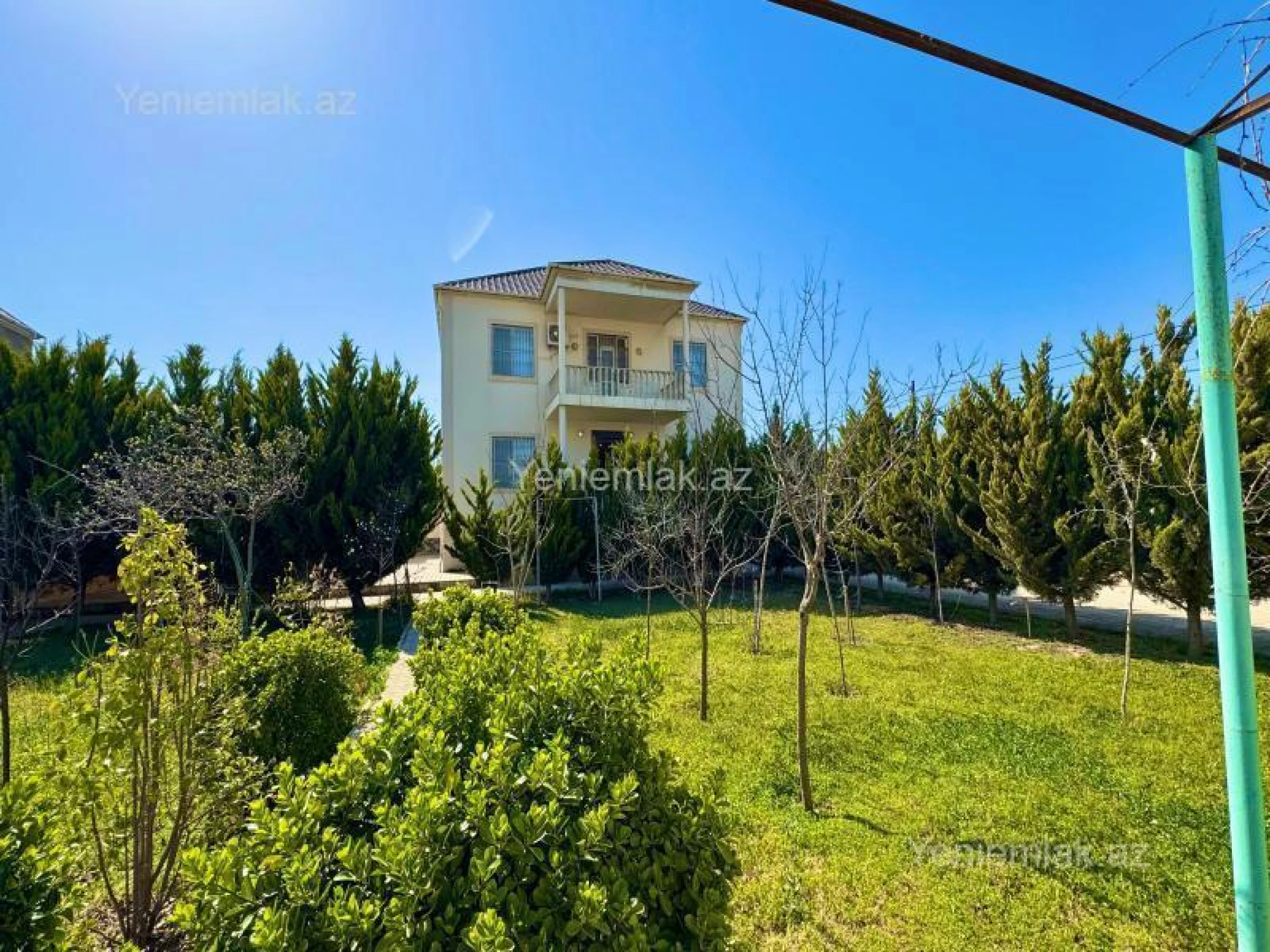 Satılır 5 otaqlı həyət evi 240 m²