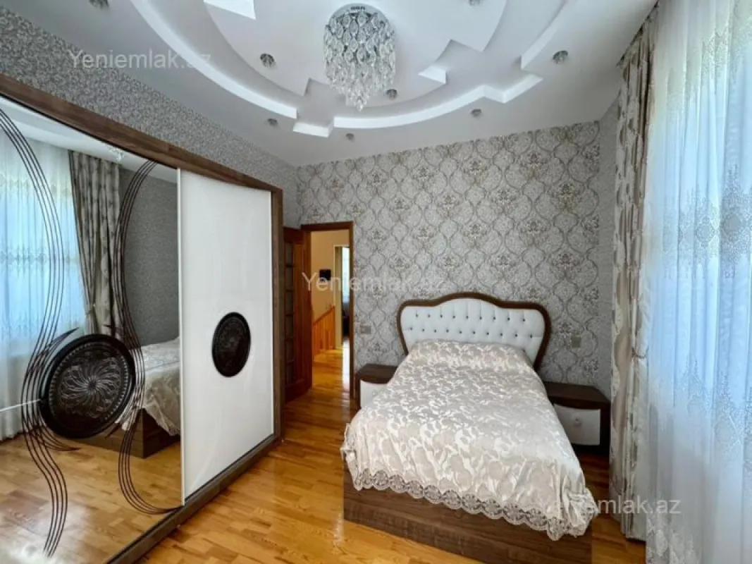 Satılır 5 otaqlı həyət evi 240 m²