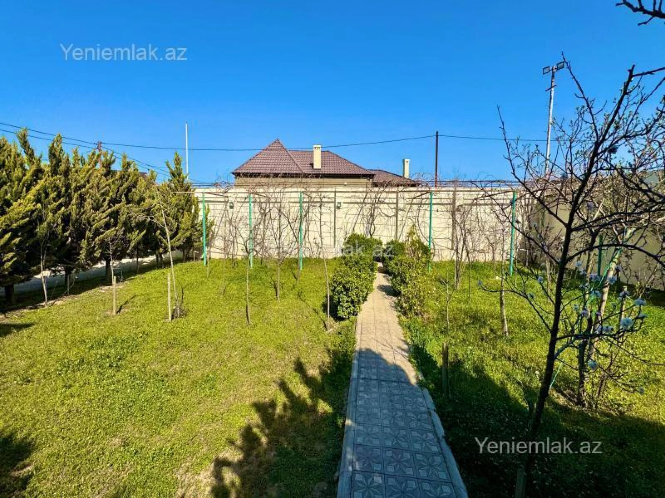 Satılır 5 otaqlı həyət evi 240 m²