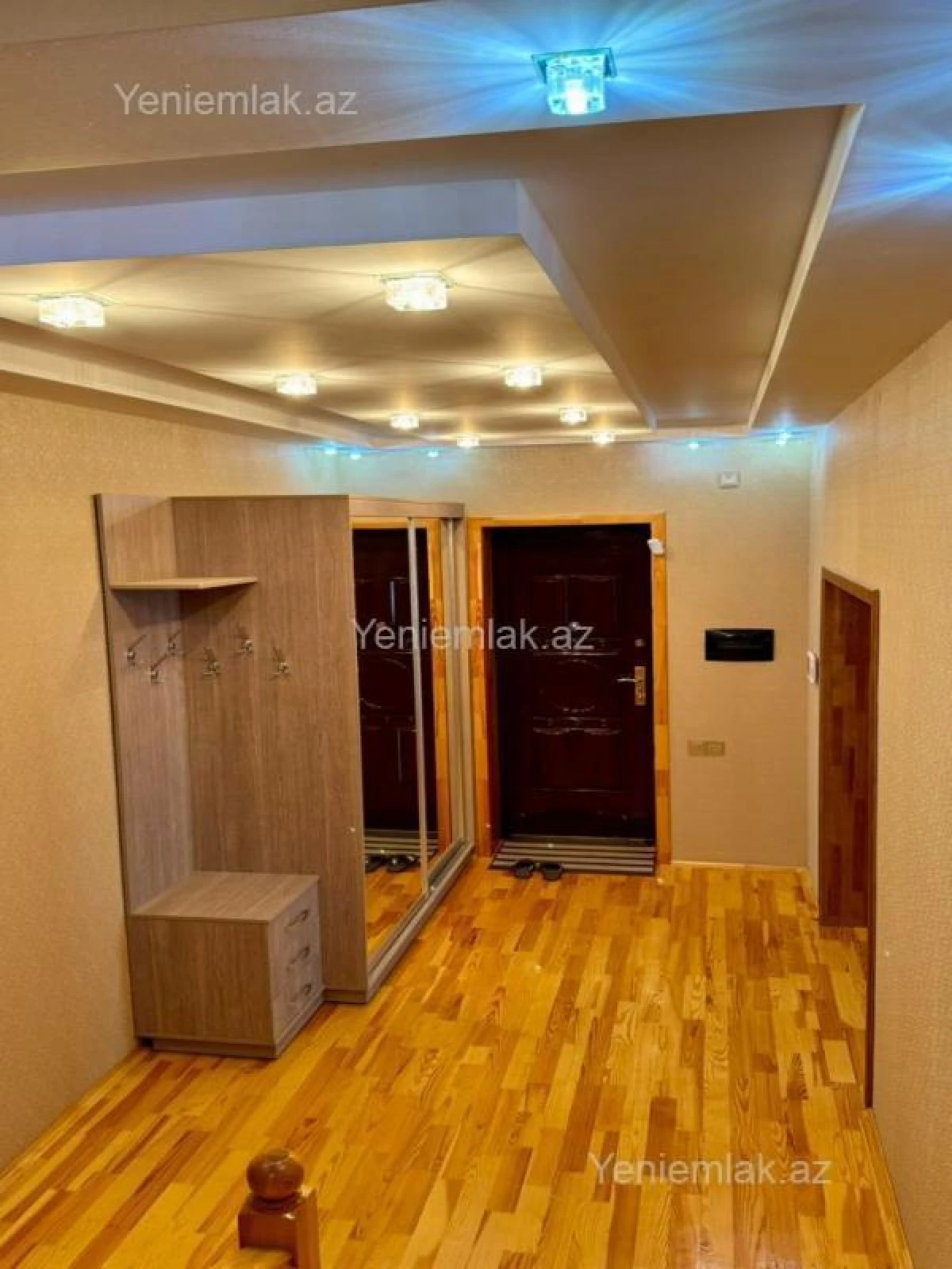 Satılır 5 otaqlı həyət evi 240 m²