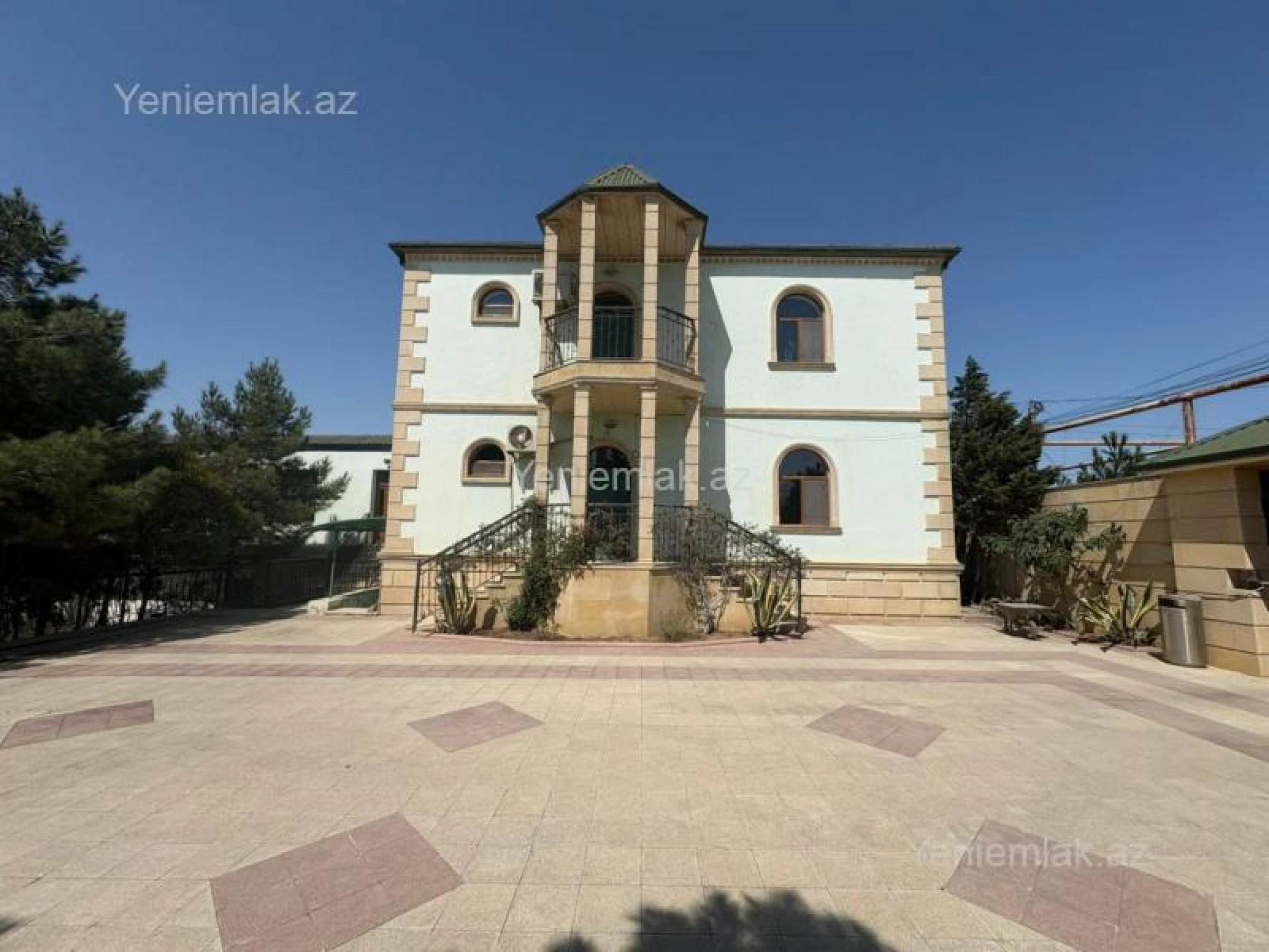 Satılır 5 otaqlı həyət evi 240 m²