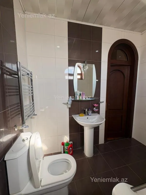 Satılır 5 otaqlı həyət evi 240 m²