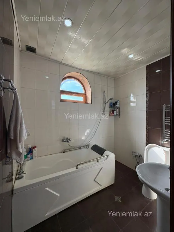 Satılır 5 otaqlı həyət evi 240 m²