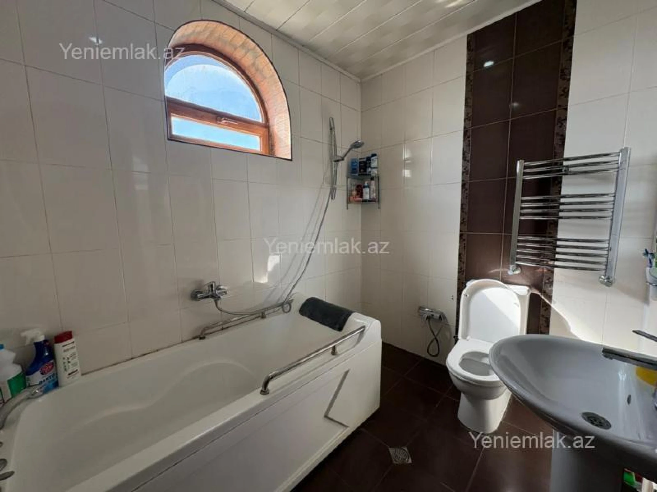 Satılır 5 otaqlı həyət evi 240 m²