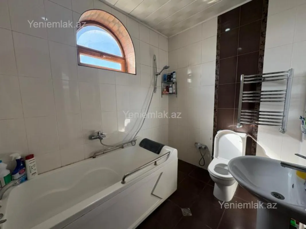 Satılır 5 otaqlı həyət evi 240 m²