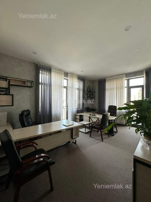 Satılır 4 otaqlı ofis 171 m²