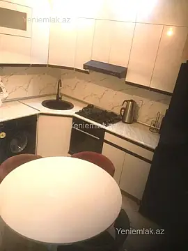 Satılır 4 otaqlı köhnə tikili 125 m²