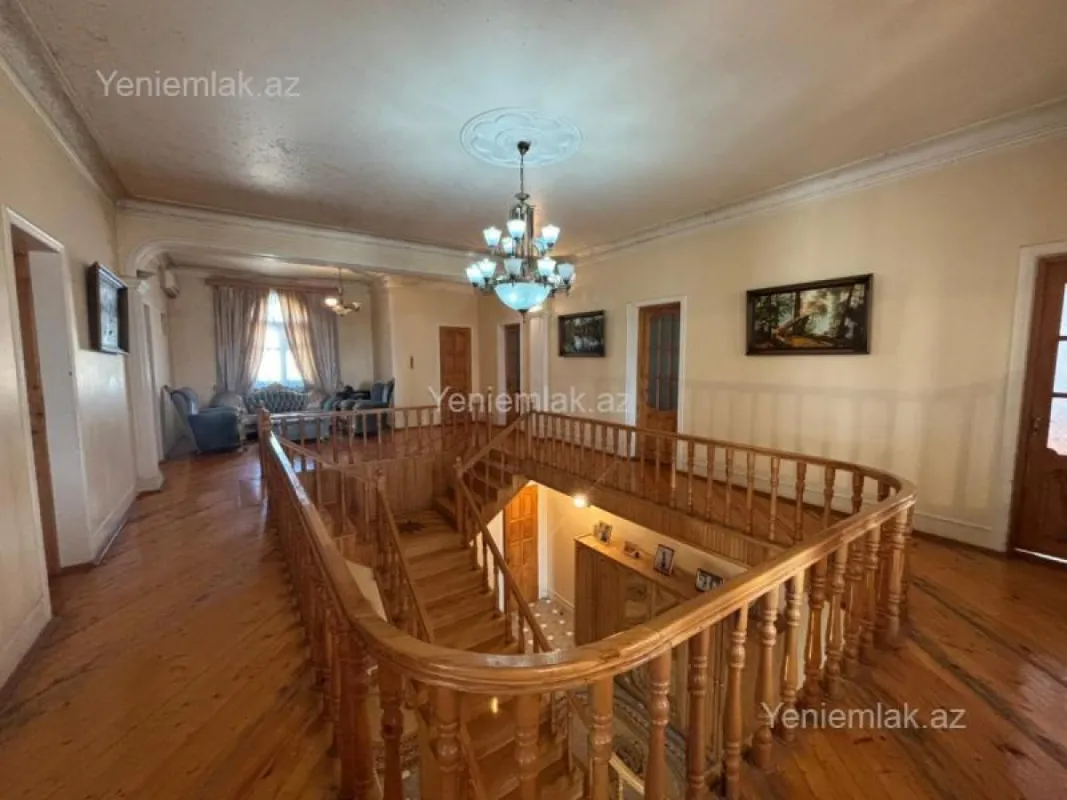 Satılır 10 otaqlı həyət evi 550 m²
