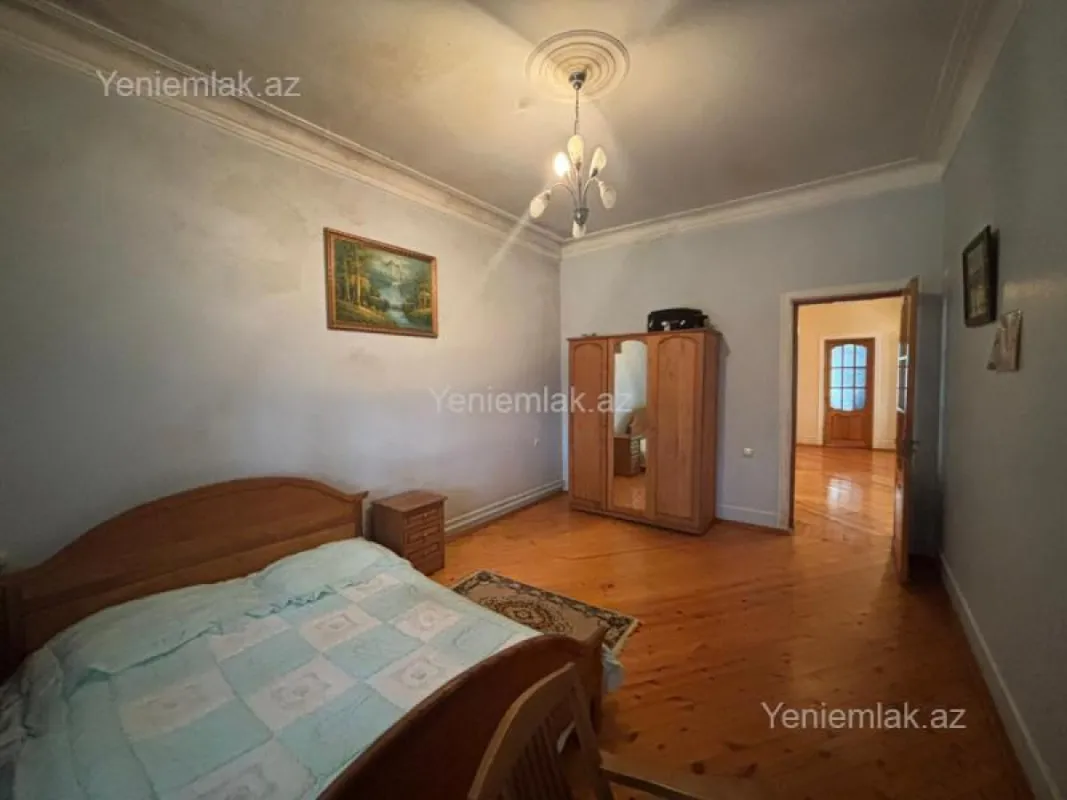 Satılır 10 otaqlı həyət evi 550 m²