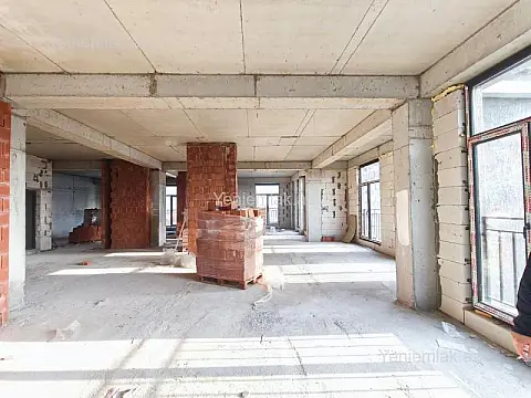 Satılır 5 otaqlı yeni tikili 215 m²