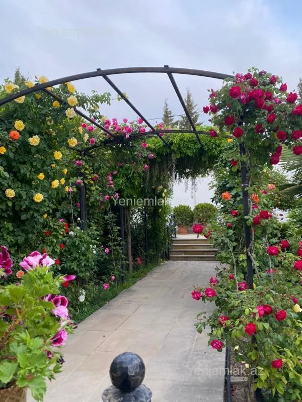 Satılır 6 otaqlı həyət evi 450 m²