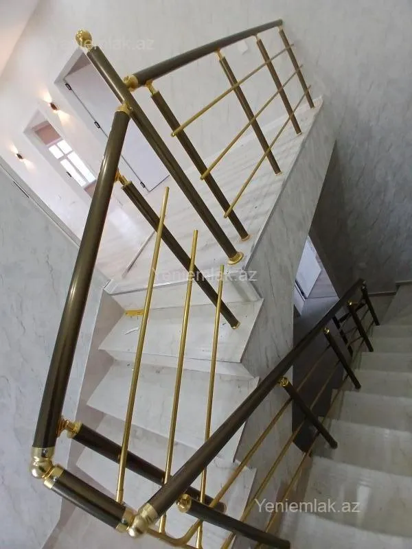 Satılır 5 otaqlı həyət evi 300 m²