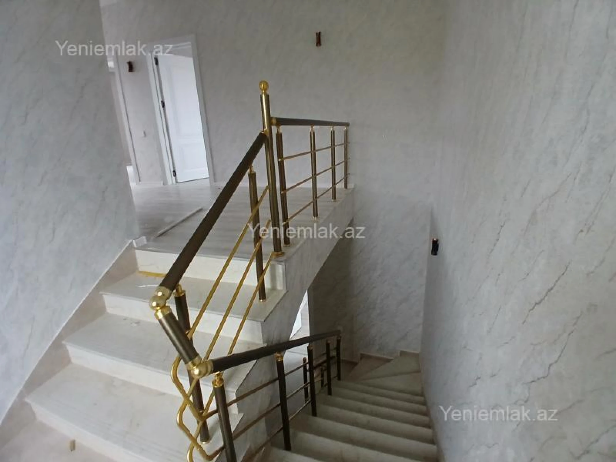 Satılır 5 otaqlı həyət evi 300 m²