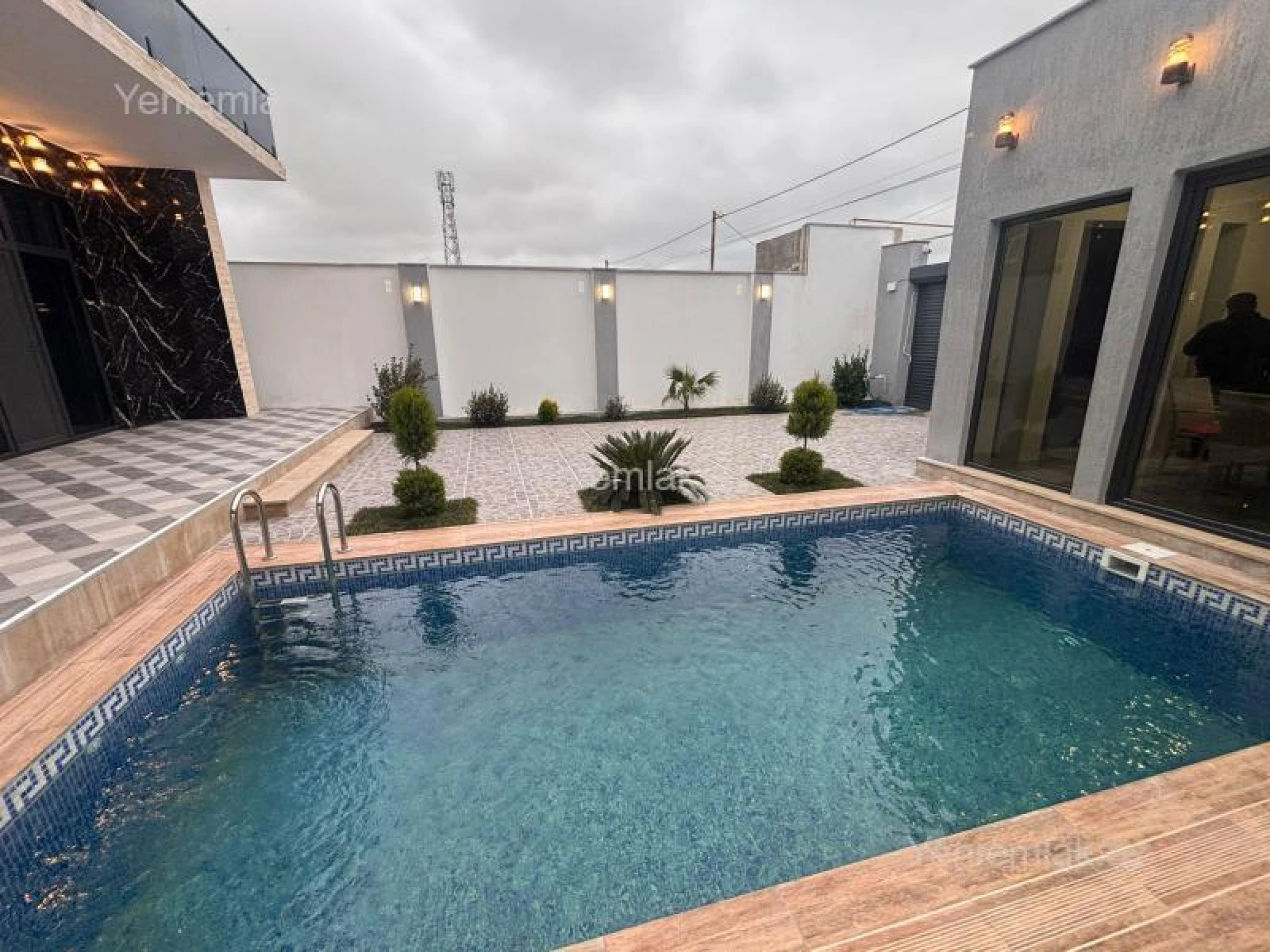 Satılır 4 otaqlı həyət evi 275 m²