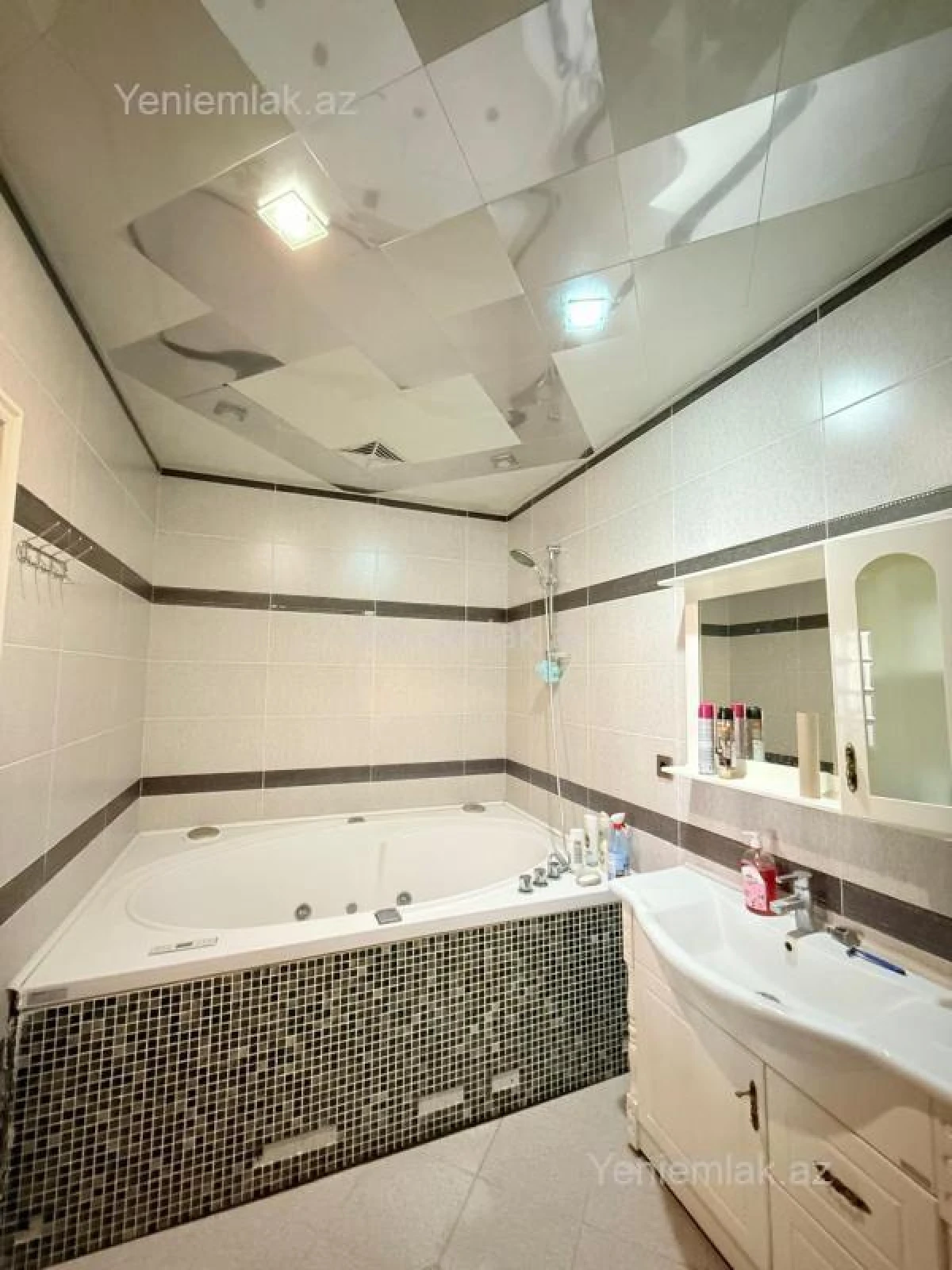 Satılır 4 otaqlı yeni tikili 180 m²