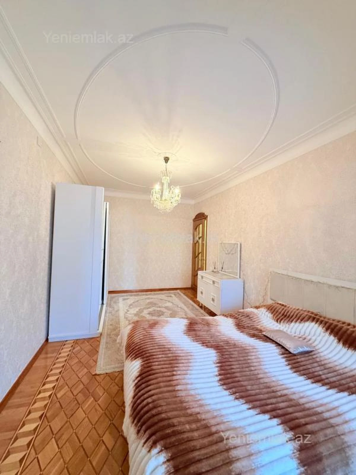 Satılır 5 otaqlı köhnə tikili 130 m²