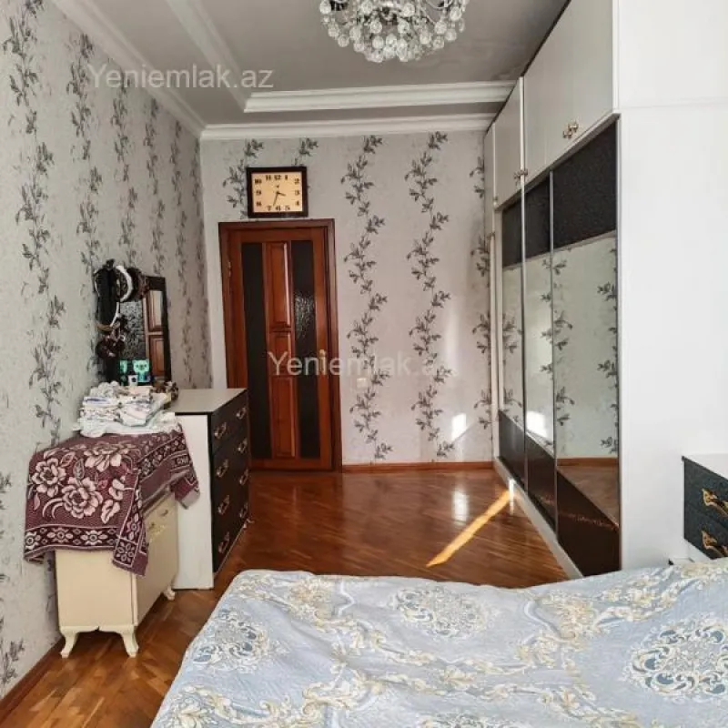Satılır 4 otaqlı köhnə tikili 141 m²