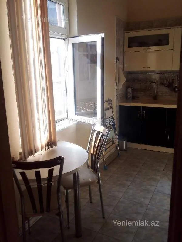 Satılır 4 otaqlı köhnə tikili 85 m²