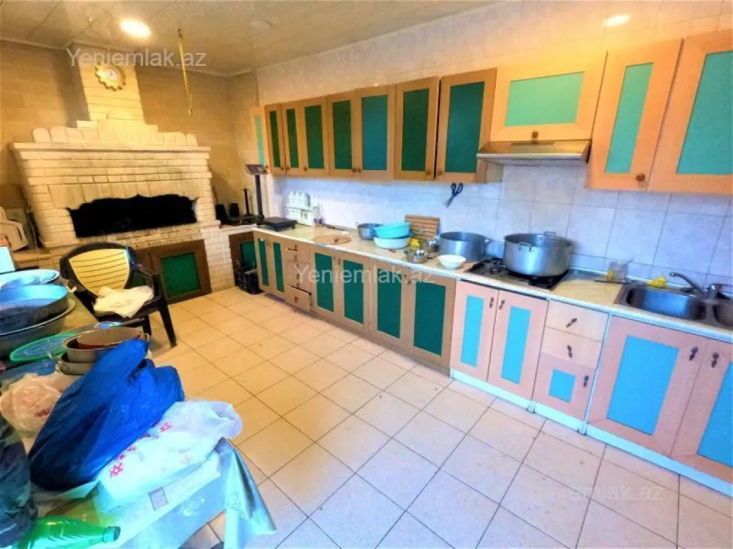 Satılır 8 otaqlı həyət evi 300 m²