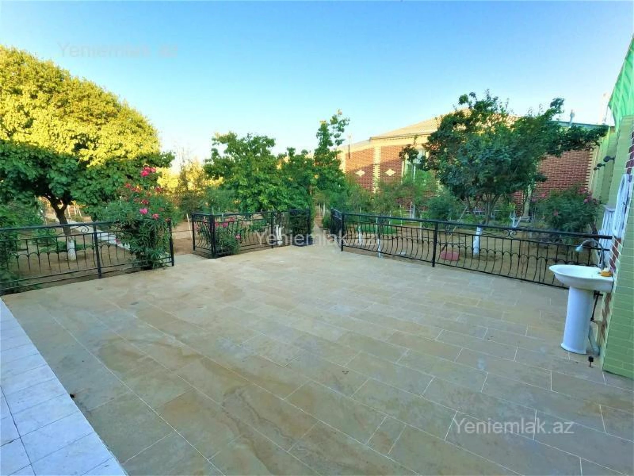 Satılır 8 otaqlı həyət evi 300 m²