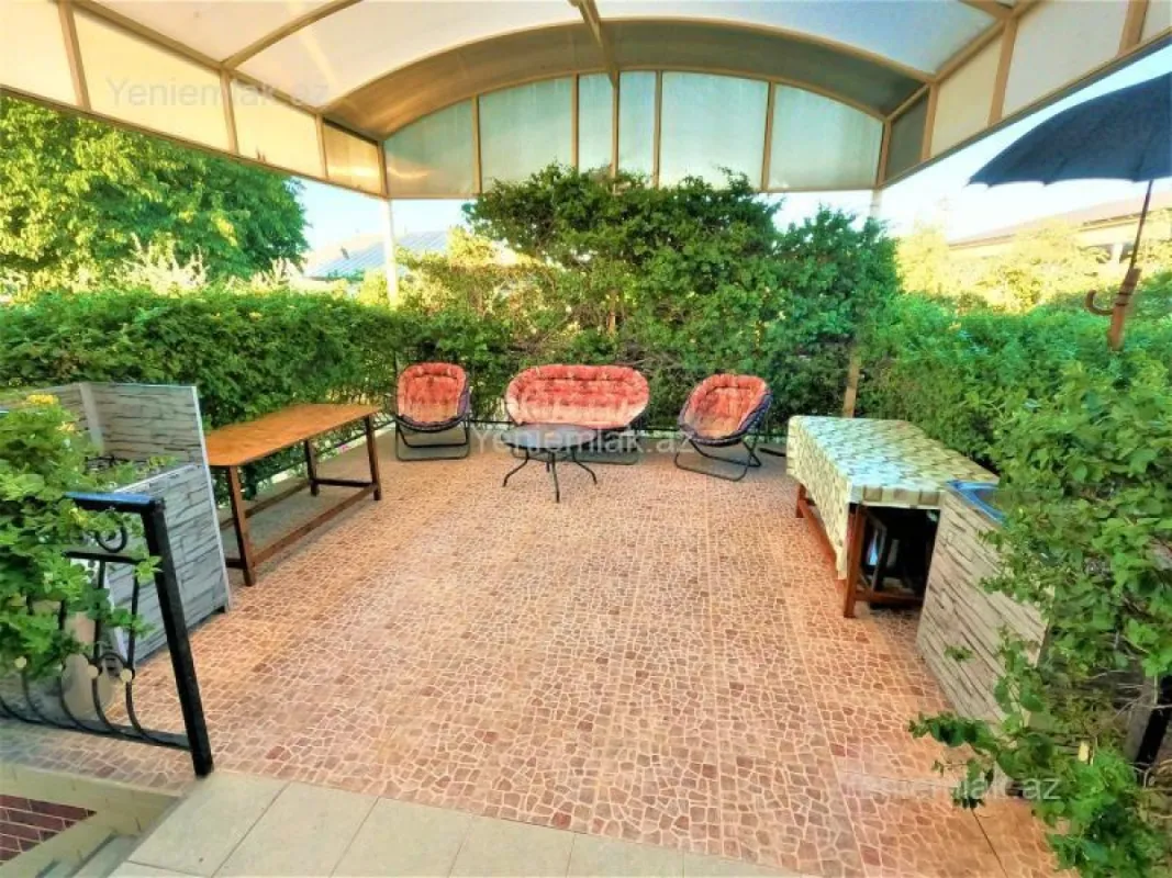 Satılır 8 otaqlı həyət evi 300 m²