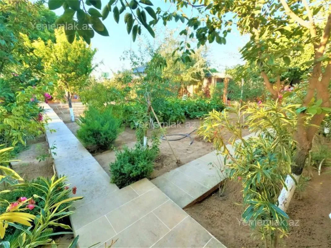 Satılır 8 otaqlı həyət evi 300 m²