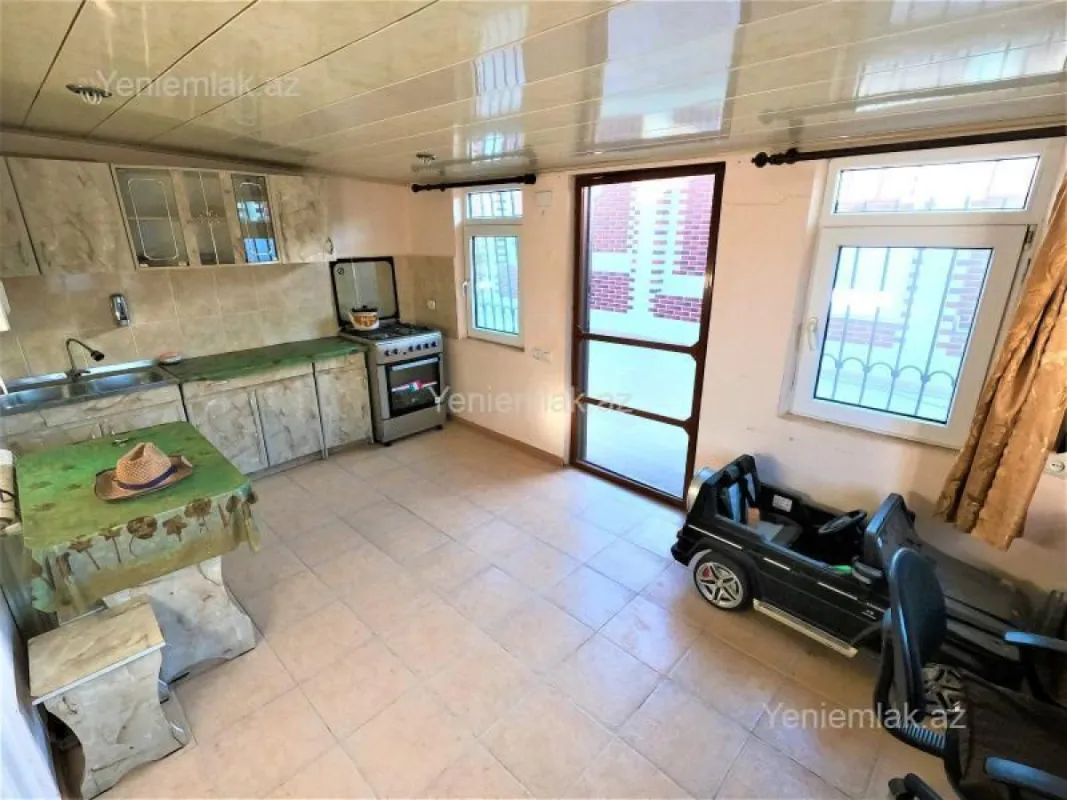 Satılır 8 otaqlı həyət evi 300 m²